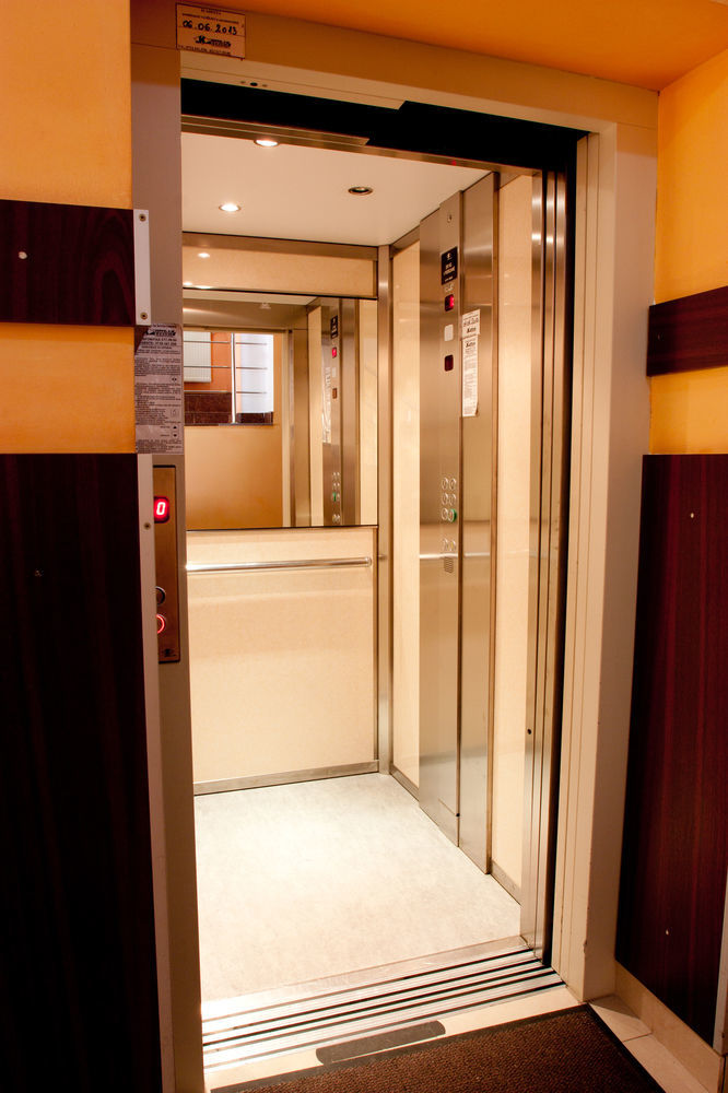Denisa Hotel Otopeni Kültér fotó